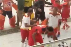 హాకీ స్టిక్‌లతో పరస్పరం దాడులు: సోషల్ మీడియాలో వీడియా వైరల్