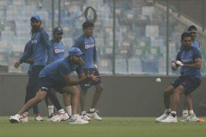 డే/నైట్ టెస్టుకు సన్నాహాకం: ఇండోర్‌లో ప్లడ్ లైట్ల కింద కోహ్లీసేన ప్రాక్టీస్!