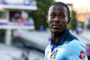 జాత్యాంహర వ్యాఖ్యలు: జోఫ్రా ఆర్చర్‌కు పెరుగుతున్న మద్దతు