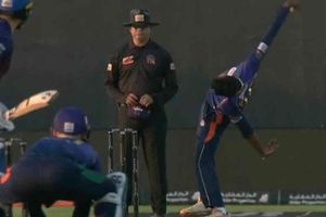 అబుదాబిలో టీ10 లీగ్: విచిత్రపు బౌలింగ్‌తో వార్తల్లో నిలిచిన లంక్ స్పిన్నర్ (వీడియో)