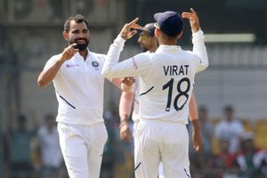 ఇండోర్‌లో తొలి టెస్టు: చెలరేగుతున్న భారత పేసర్లు, లంచ్ విరామానికి బంగ్లా 63/3