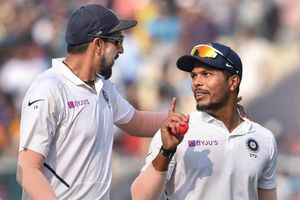 ఒక వికెట్ తీయలేకపోయారు: పింక్ బాల్ టెస్ట్‌లో భారత స్పిన్నర్ల చెత్త రికార్డు!