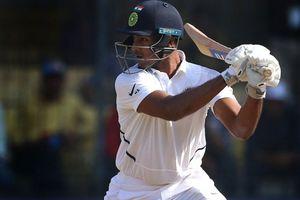 ఇండోర్‌ టెస్టులో మయాంక్ అర్ధ సెంచరీ.. కోహ్లీ డకౌట్.. భారత్ స్కోర్ 138/3