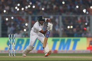 ఈడెన్‌‌లో తొలి డే నైట్ టెస్ట్: పుజారా ఔట్, కోహ్లీ 23వ హాఫ్ సెంచరీ