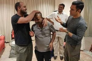 క్రికెట్‌కు తాత్కాలిక విరామం.. ఫామ్‌హౌజ్‌లో స్నేహితులతో ధోనీ చిల్‌!!