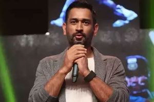 కారణం తెలిస్తే షాకవుతారు: డే-నైట్ టెస్టుకు ధోని కామెంటేటర్‌గా రావడం లేదు!