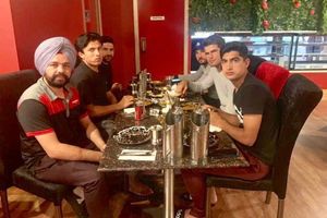 భారత క్యాబ్‌ డ్రైవర్‌కు పాక్‌ క్రికెటర్ల విందు.. ఎందుకో తెలుసా!!