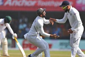 పింక్ బాల్ పక్కన పెట్టుకుని నిద్రించిన రహానే: ఆట పట్టించిన కోహ్లీ, ధావన్