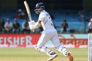 4వేల పరుగులు పూర్తిచేసుకున్న రహానే.. దిగ్గజాల సరసన చోటు!!