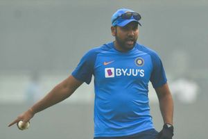 రోహిత్ శర్మకు గాయం.. మధ్యలోనే ఆపేసిన ప్రాక్టీస్.. ఆందోళనలో బీసీసీఐ!!