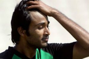 ఏడాది నిషేధం: మైదానంలోనే తోటి క్రికెటర్‌పై పిడిగుద్దుల వర్షం కురిపించాడు