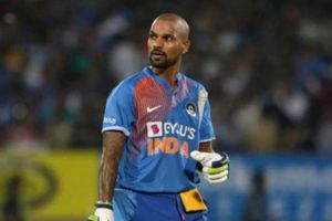 అక్షయ్‌ను అనుకరించిన 'బాలా' ధావన్: ట్రోల్ చేసిన భువనేశ్వర్ కుమార్