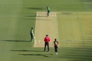 బుల్లెట్ కంటే వేగంగా వికెట్లను గిరాటేసిన మిచెల్ స్టార్క్ ఇన్ స్వింగర్ (వీడియో)