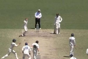 స్టివ్‌స్మిత్‌ బౌలింగ్‌లో విచిత్రంగా ఔట్ అయిన బ్యాట్స్‌మన్‌ (వీడియో)!!