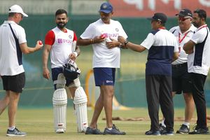 Day-night Test: ఫ్లడ్‌లైట్ల వెలుగులు.. గులాబి బంతితో టీమిండియా ప్రాక్టీస్‌ (వీడియో)