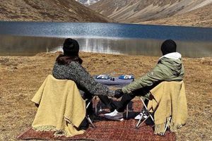 ప్రకృతి సౌందర్యాన్ని ఆస్వాదిస్తున్నారు: ఒకరి చేతిని మరొకరు, భూటాన్ ట్రిప్‌లో విరుష్క జోడీ