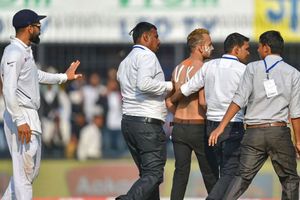 షర్ట్ విప్పి మైదానంలోకి దూసుకొచ్చిన అభిమాని.. ప్రేమగా మాట్లాడిన కోహ్లీ (వీడియో)