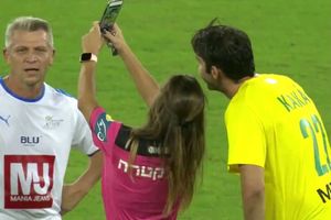 రిఫరీ సెల్ఫీ మోజు ఎంతపని చేసింది!: యెల్లో కార్డు చూపించి మరీ విజ్ఞప్తి (వీడియో)