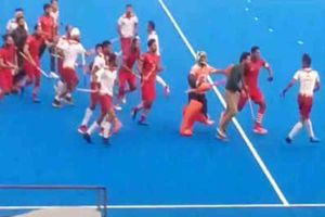 మైదానంలో పిడిగుద్దుల వర్షం.. 11 మంది ఆటగాళ్లపై వేటు!!