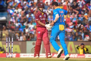 కటక్ వన్డే.. రెండో వికెట్ కోల్పోయిన విండీస్!!