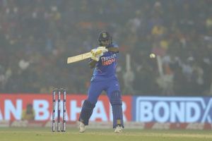 శార్దూల్‌ సూపర్ ఇన్నింగ్స్.. ఉత్కంఠ పోరులో భారత్ విజయం.. సిరీస్ కైవసం!!