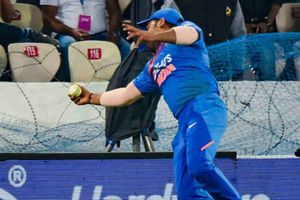 తొలి టీ20లో ఫీల్డింగ్ తడబాటు?: ఫీల్డర్ల తప్పిదాలపై మండిపడ్డ యువరాజ్