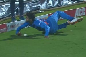 శ్రేయస్‌ అయ్యర్‌ స్టన్నింగ్ ఫీల్డింగ్.. హెట్‌మెయిర్‌ రనౌట్ (వీడియో)!!