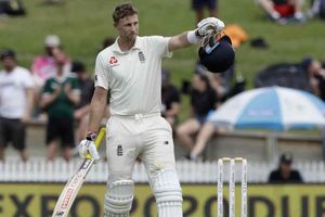 రెండో టెస్టులో డబుల్ సెంచరీ: జో రూట్ 'స్లో' బ్యాటింగ్‌పై విమర్శలు