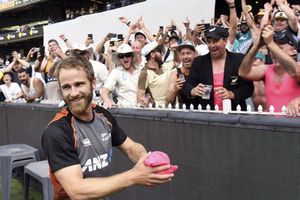 ఫ్యాన్స్ మనసు గెలిచాడు: మ్యాచ్ ఓడిన తర్వాత విలియమ్సన్ ఏం చేశాడో తెలుసా?