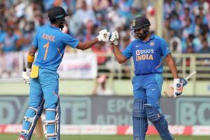 విశాఖ వన్డేలో కోహ్లీ డకౌట్: సెంచరీలతో చెలరేగిన రోహిత్, కేఎల్ రాహుల్‌