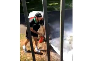 స్టేడియంలో మంటలు.. సాహసం చేసిన మ్యాక్స్‌వెల్ (వీడియో)!!