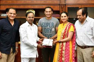 అజర్ వెంట సానియా.. సీఎం కేసీఆర్‌కు వివాహ ఆహ్వానం!!