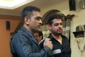 సింగర్‌గా మారిన ధోనీ.. పాట చూడటానికి ధైర్యం కావాలి (వీడియో)!!