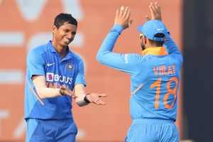 నవ్‌దీప్‌ సైనీ ఫైర్.. నాలుగు వికెట్లు కోల్పోయిన విండీస్!!