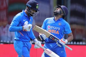 టీమిండియాకు ఆదిలోనే ఎదురుదెబ్బ.. రాహుల్, కోహ్లీ ఔట్!!