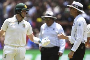 పరుగు ఇవ్వని అంపైర్‌.. మైదానంలో రచ్చ చేసిన స్టీవ్‌ స్మిత్‌ (వీడియో)!!