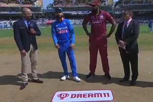 టాస్ గెలిచి ఫీల్డింగ్ ఎంచుకున్న విండీస్.. భారత జట్టులోకి దూబే అరంగేట్రం!!