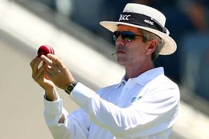 వికెట్లపై నుంచి వెళ్తున్న బంతి.. ఔటిచ్చిన అంపైర్‌!!