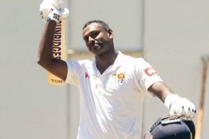 కెరీర్‌లో మాథ్యూస్‌ తొలి డబుల్‌ సెంచరీ.. విజయం దిశగా శ్రీలంక!!