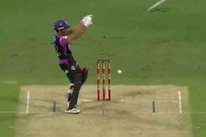 వైరల్ వీడియో.. షాట్‌ ఆడబోయి బ్యాట్‌ను వదిలేసిన బౌలర్!!