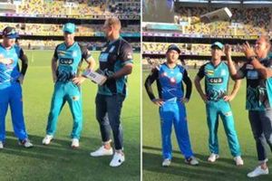 బిగ్‌బాష్‌లో మరోసారి.. కాయిన్ బదులు బ్యాట్ (వీడియో)!!