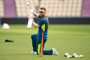 చేతిలో బ్యాట్ పెట్టేసి వెళ్లాడు: బుల్లి ఫ్యాన్‌ని ఆశ్చర్యానికి లోను చేసిన వార్నర్ (వీడియో)