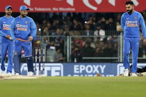 9.54కి మ్యాచ్ రద్దు.. 9 గంటలకే స్టేడియం నుంచి వెళ్లిపోయిన ఆటగాళ్లు!!