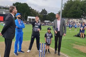 టాస్ గెలిచి బౌలింగ్ ఎంచుకున్న కివీస్.. విన్నింగ్స్ కాంబినేషన్‌తోనే బరిలోకి భారత్!!