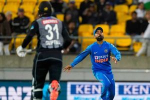 India vs New Zealand: భద్రతా వైఫల్యం.. మైదానంలోకి పరెగెత్తుకొచ్చిన అభిమానులు..!!