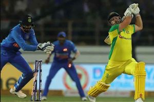 రాజ్‌కోట్ వన్డే: తన కీపింగ్, బ్యాటింగ్‌తో ధోనిని గుర్తుచేసిన రాహుల్