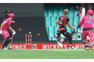 బీబీఎల్‌లో ఊహించని ఘటన.. ఎప్పుడూ చూడని రీతిలో రనౌట్‌ (వీడియో)!!