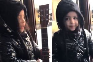 మంచు కొండల్లో పాట పాడిన జీవా.. ఫిదా అయిన ధోనీ!!