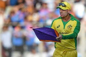 మైదానంలో గాలిపటం.. కలవరపాటుకు గురైన వార్నర్!!