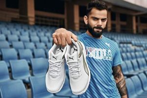 కోహ్లీ వైరల్ ఫోటో: అప్పుడు స్లిప్పర్లు.. ఇప్పుడు ప్యూమా షూ!!